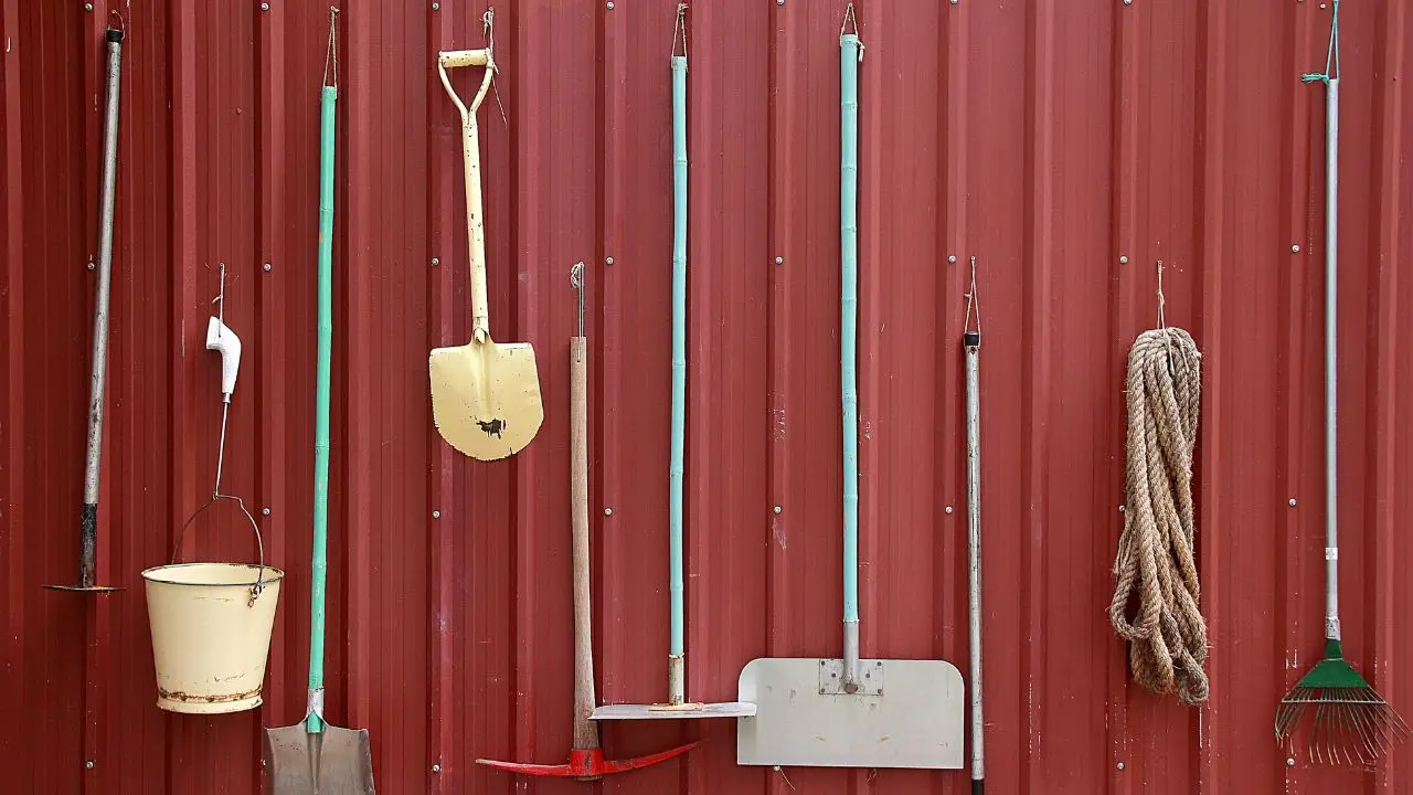 Come si fa a scegliere la casetta di legno per gli attrezzi? Le dimensioni e i modelli